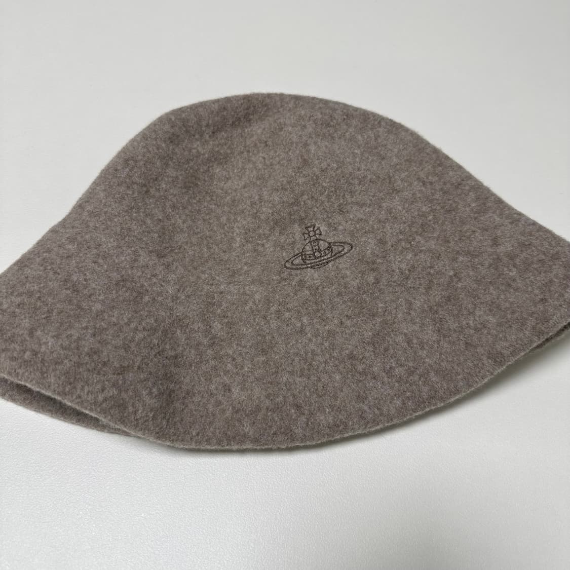 비비안 웨스트우드 버킷햇 모카 브라운 상품이미지2