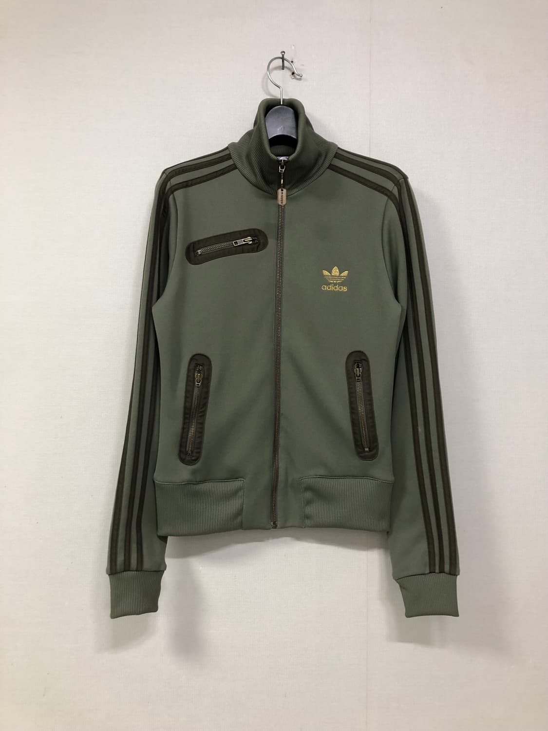 아디다스 여성 딱붙핏 황금 구 파이어버드 밀리터리 트랙탑 져지 _ 카키 상품이미지1