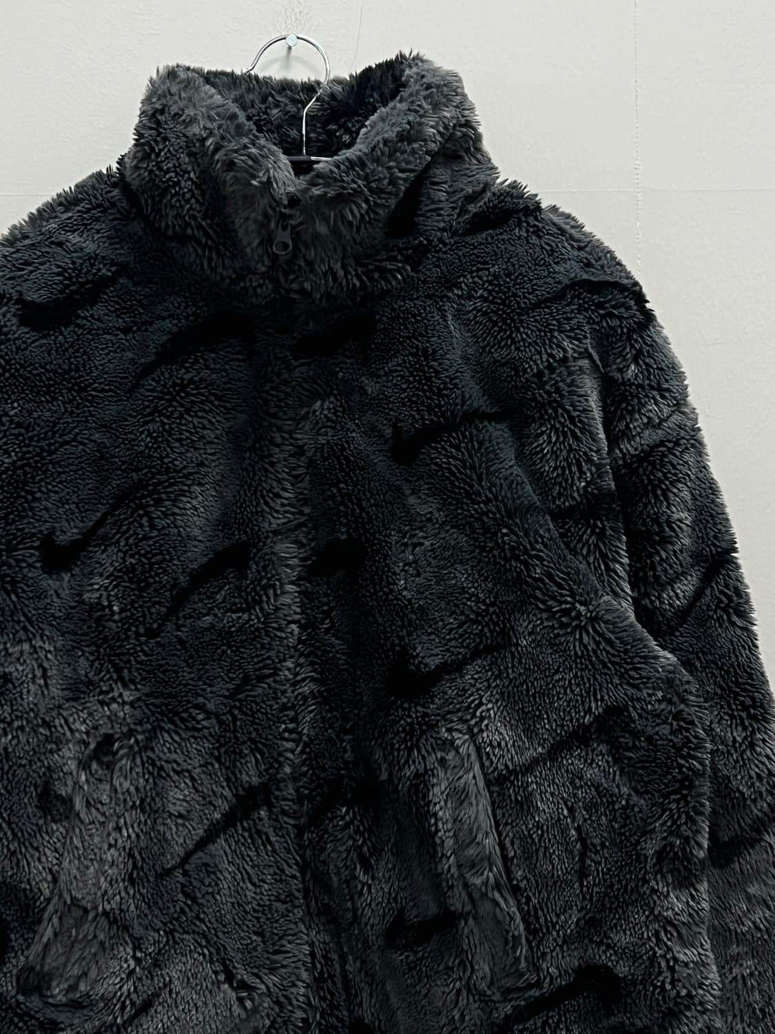 (M) 나이키 우먼스 스우시 프린트 퍼 후리스 자켓 차콜 상품이미지3