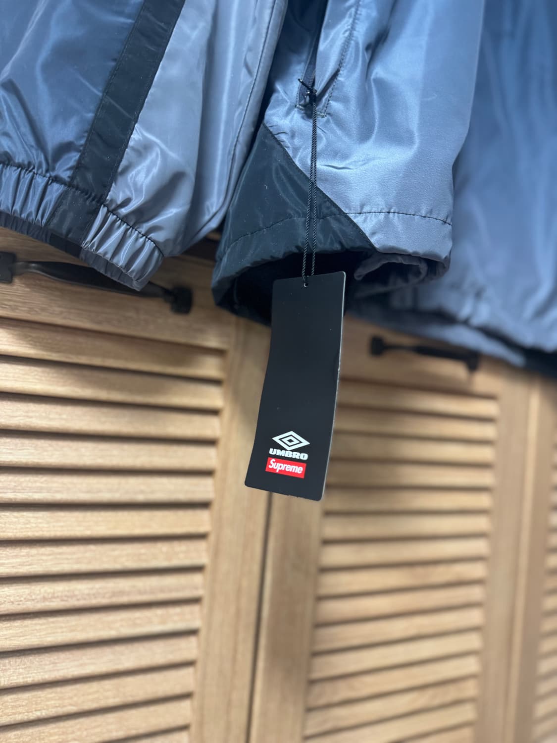 슈프림 x 엄브로 그라디언트 트랙 자켓 블랙 - 25FW 상품이미지4