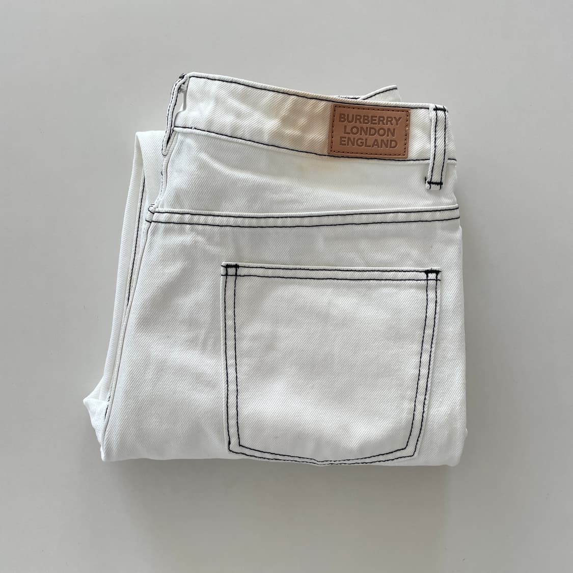 버버리 화이트 여성27 코튼 블랙 스티치 스탠다드 데님 팬츠 바지 상품이미지1