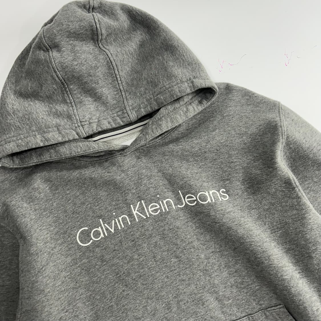 Calvin Klein 켈빈클라인 스펠아웃 로고 그레이 후드티 상품이미지4