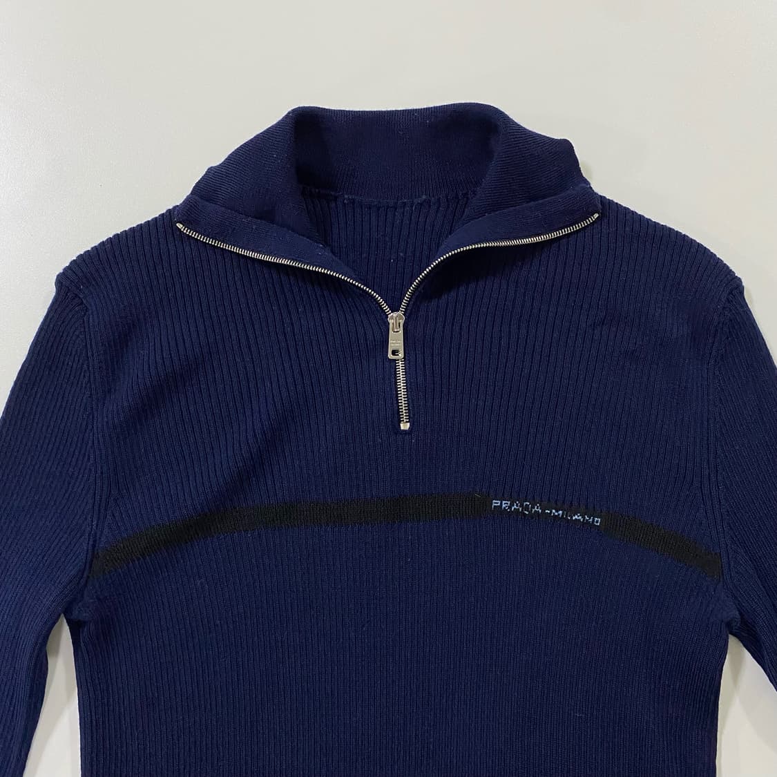 프라다 로고 디자인 하프 집업 니트 상품이미지9