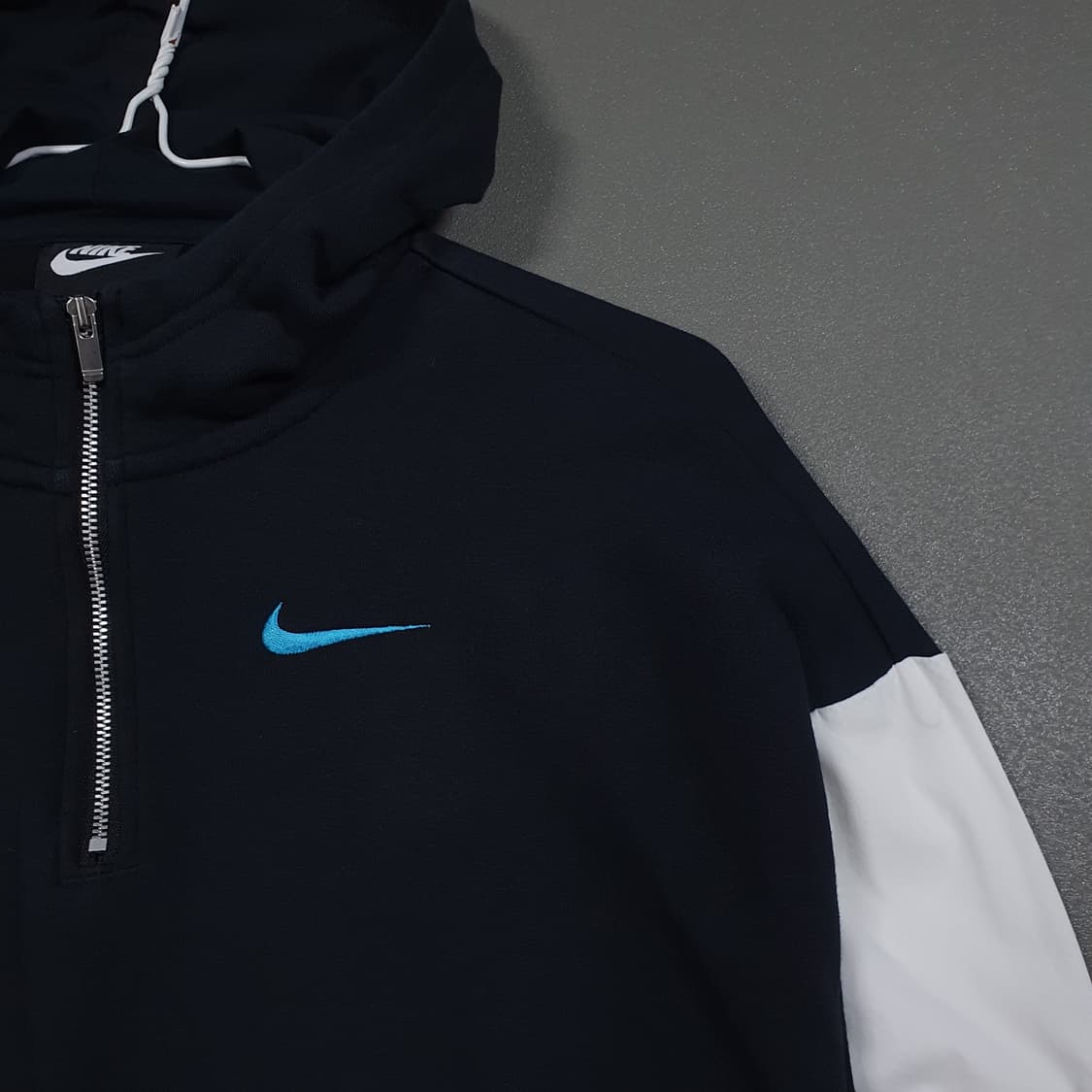 나이키 신형 NSW 아이콘 클래쉬 크롭 맨투맨 스웻셔츠 검흰 범고래 여성 상품이미지3