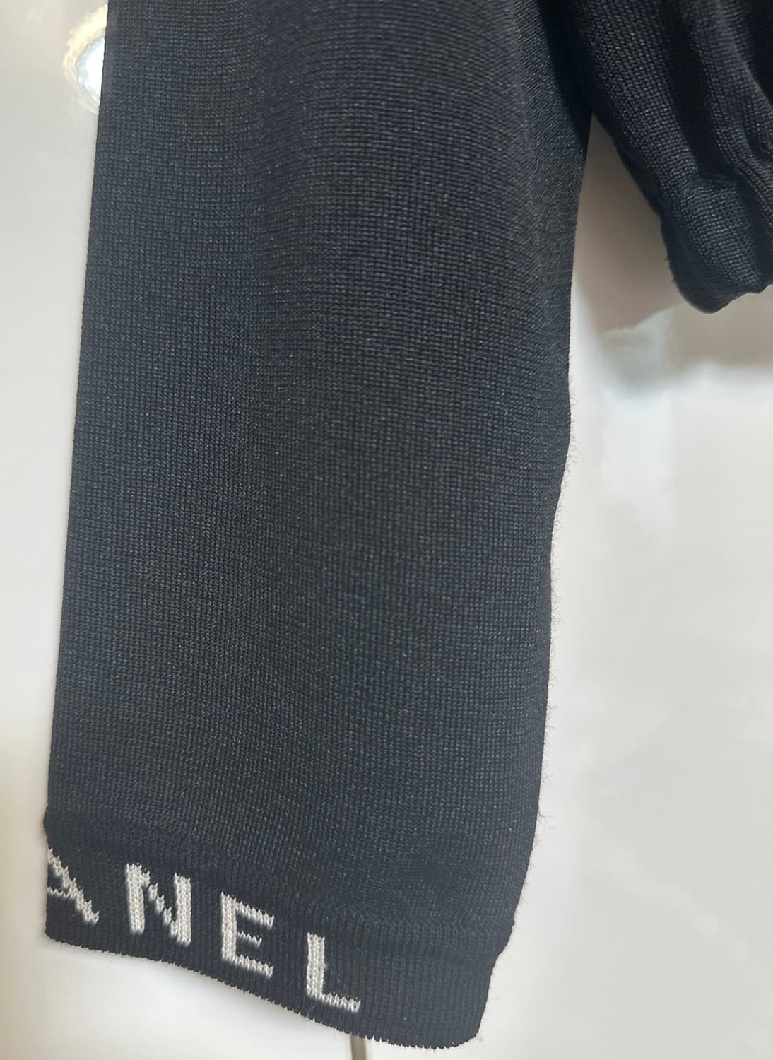 샤넬 블랙 로고 니트 긴팔티  상품이미지4