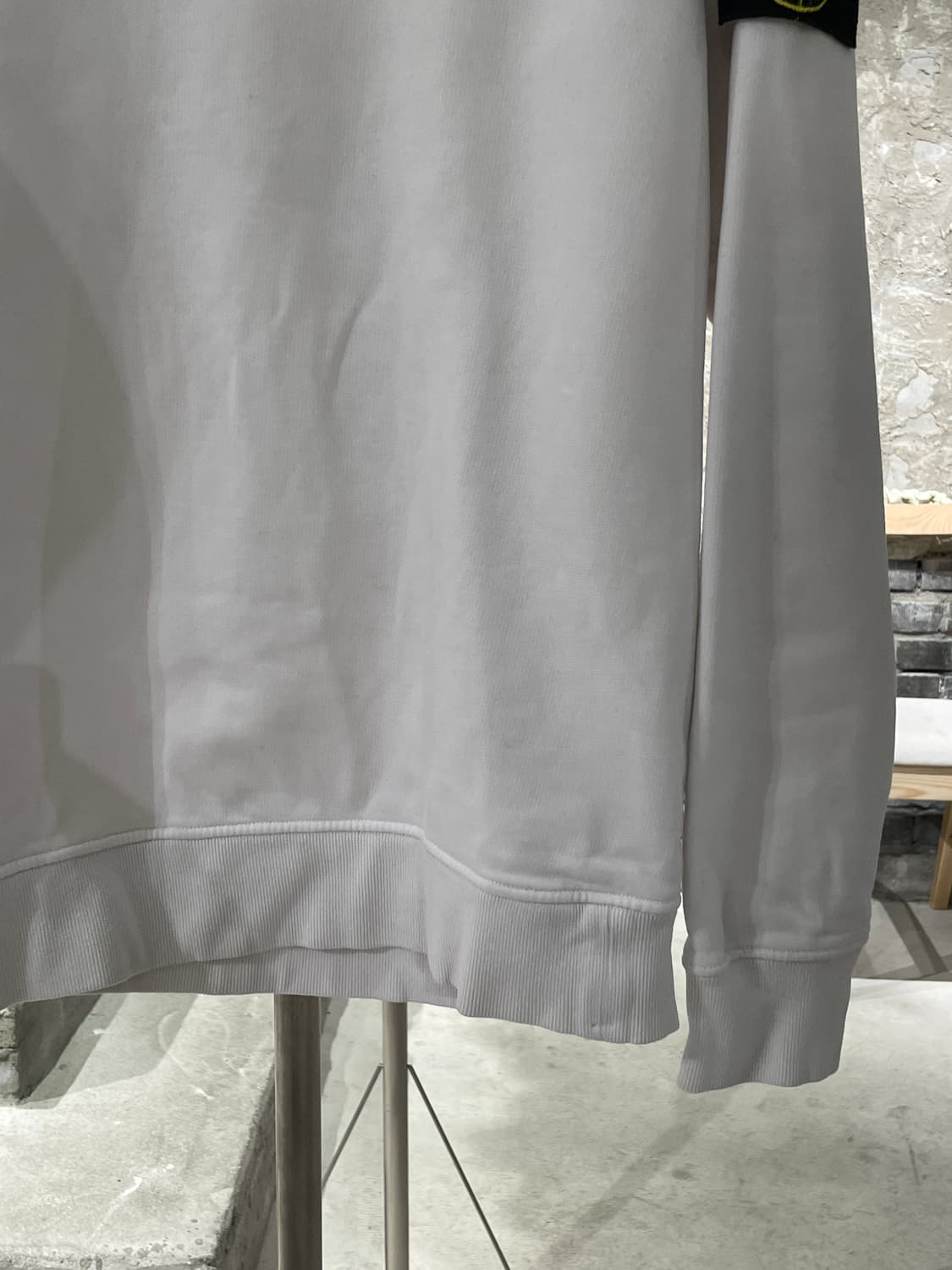 스톤 아일랜드 화이트 와펜 베이직 스웻 셔츠 상품이미지5