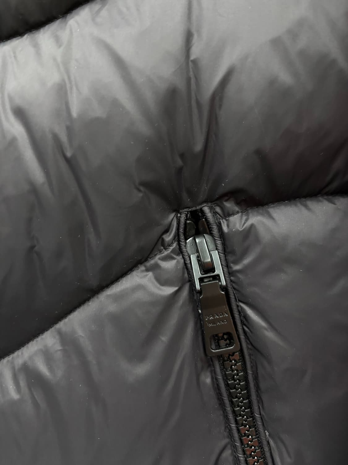 데미지) 프라다 삼각로고 롱 다운패딩44 상품이미지5