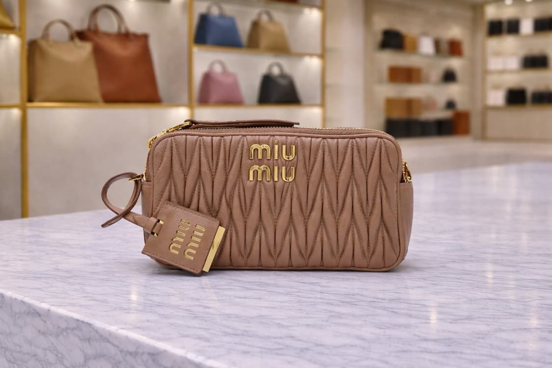 [S급] 미우 미우 마테라쎄 나파 가죽 미니백 카메오 판매합니다!!! 상품이미지1