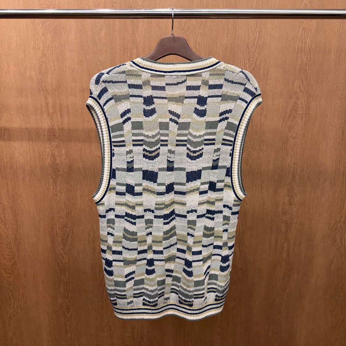 미쏘니 스포츠 브이넥 니트 베스트 버튼 자카드 믹스 패턴 디테일 그레이 상품이미지3