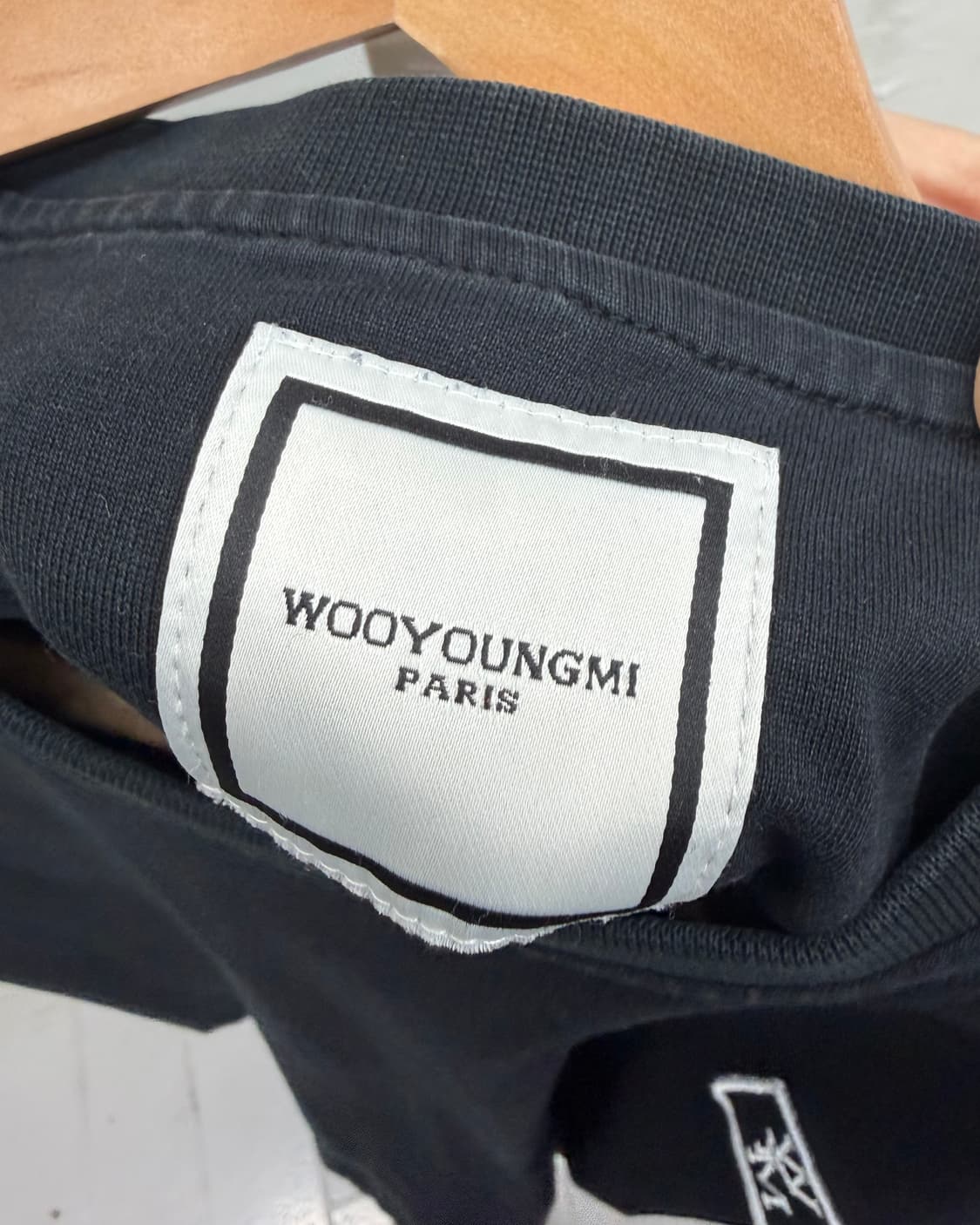 우영미 백로고 실버탭 티셔츠 블랙 상품이미지8