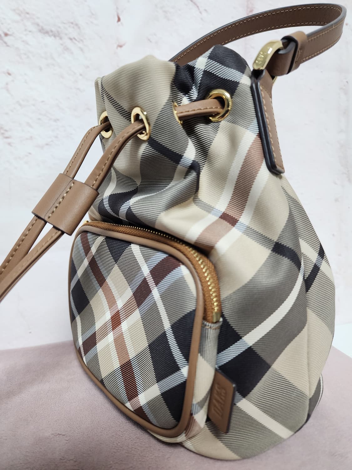 닥스 체크 버킷 크로스백 상품이미지5