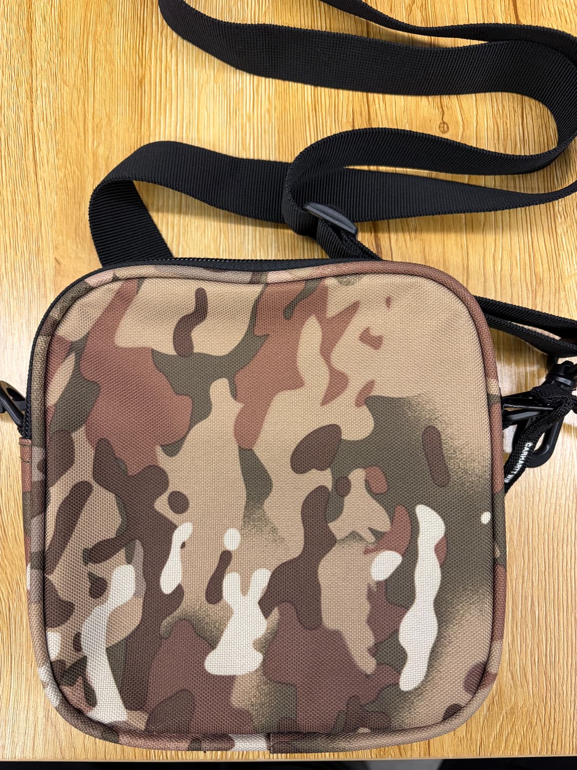 칼하트 WIP 카모 미니 크로스백 상품이미지3