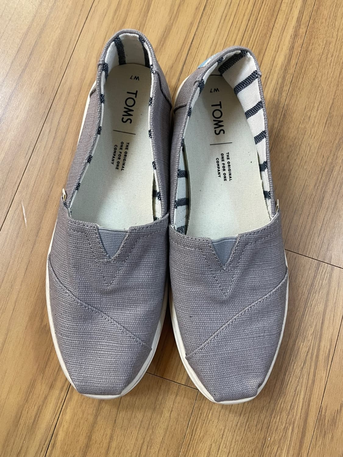 TOMS 톰스 슬립온 신발입니다.

- 색상은 회색이에요
- 사이즈는 2 상품이미지2