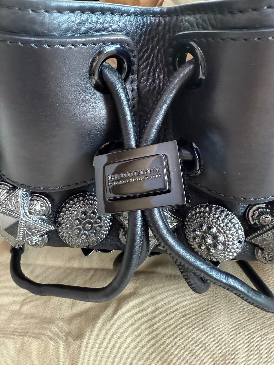 Y2k 스터드백 버버리 한정판 가방 상품이미지6