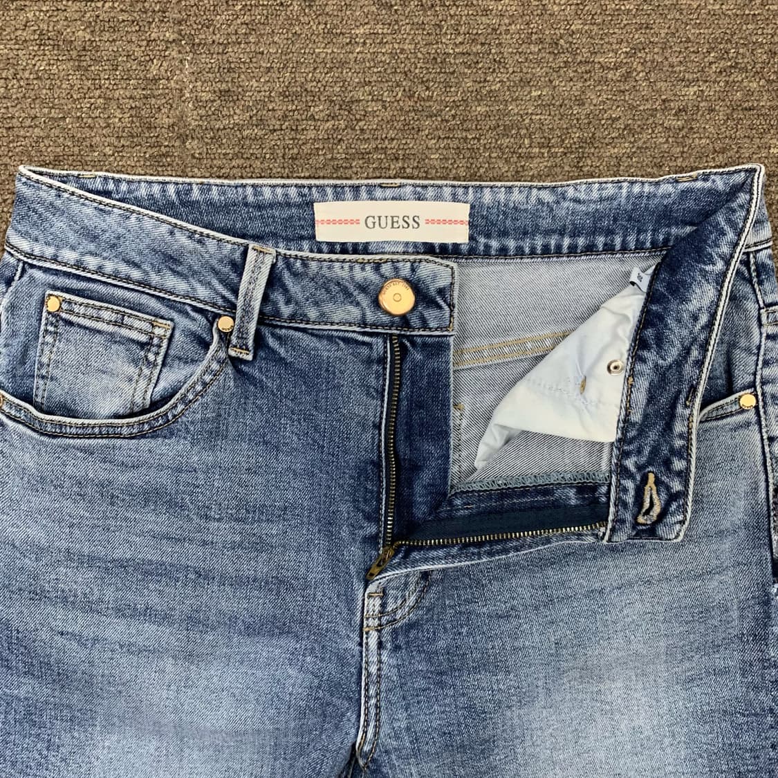 [32] 게스 골드 플레이트 테이퍼드핏 데님팬츠 상품이미지4