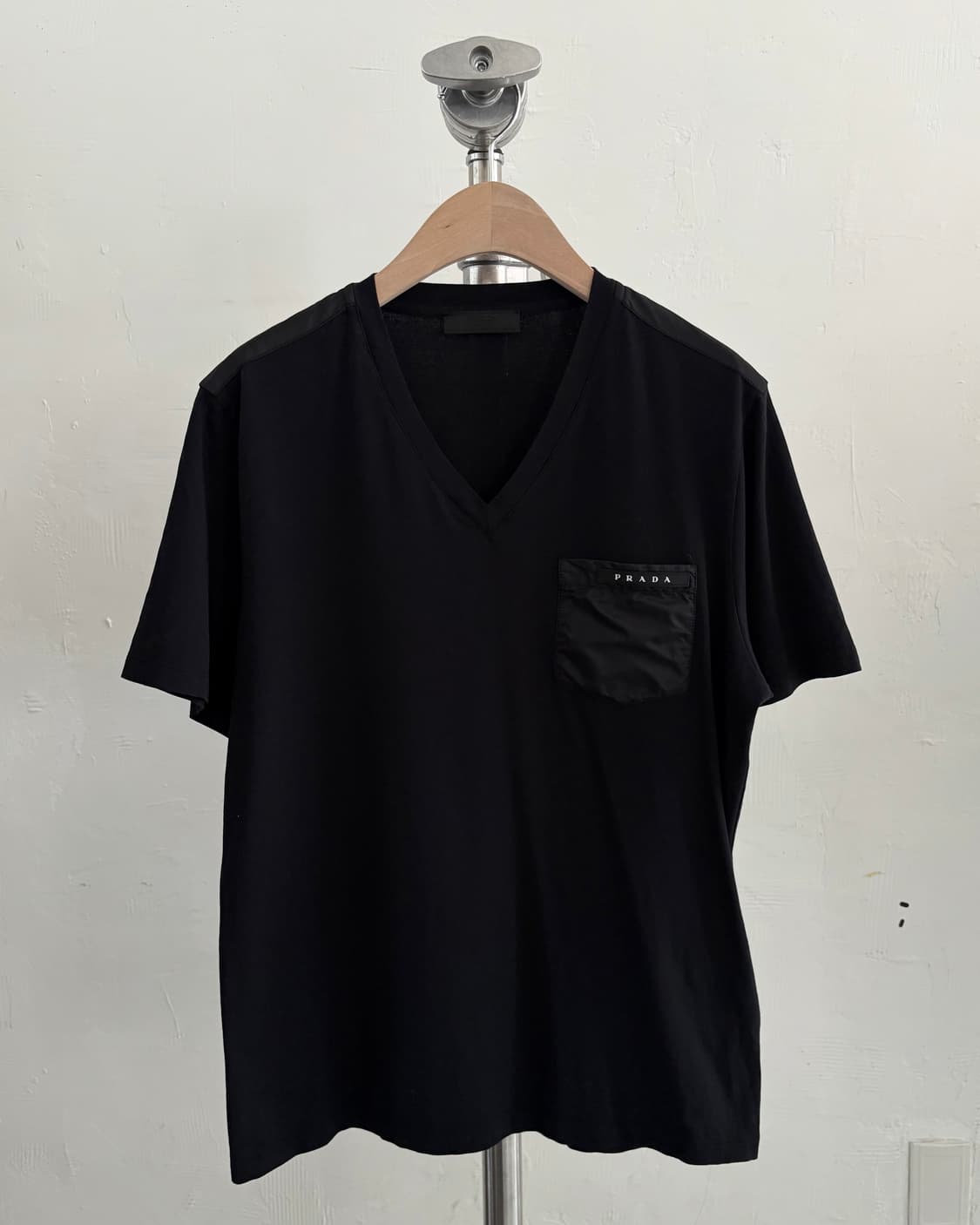 Prada 프라다 나일론 포켓로고 브이넥 티셔츠 상품이미지1