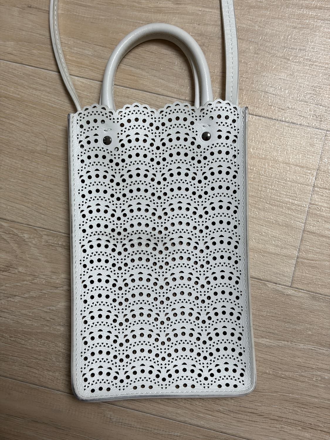 (신민아 착용) 알라이아 미나 레이저컷 가랑스 미니백 상품이미지5