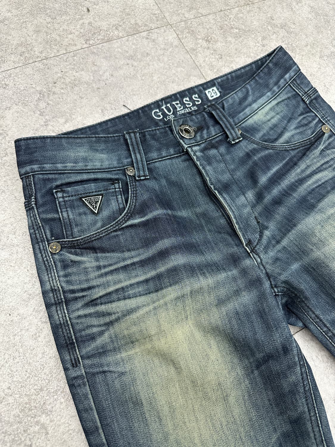 Guess 주름 가공 워싱진 상품이미지2