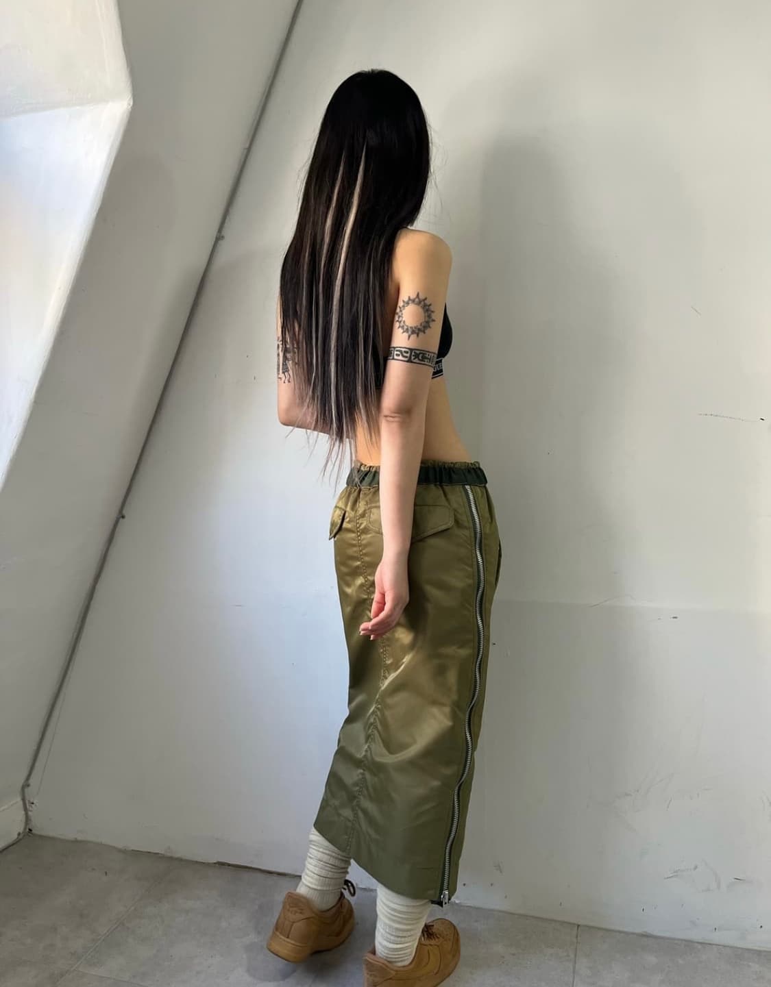 사카이 플리츠 집업 스커트 카키 상품이미지7