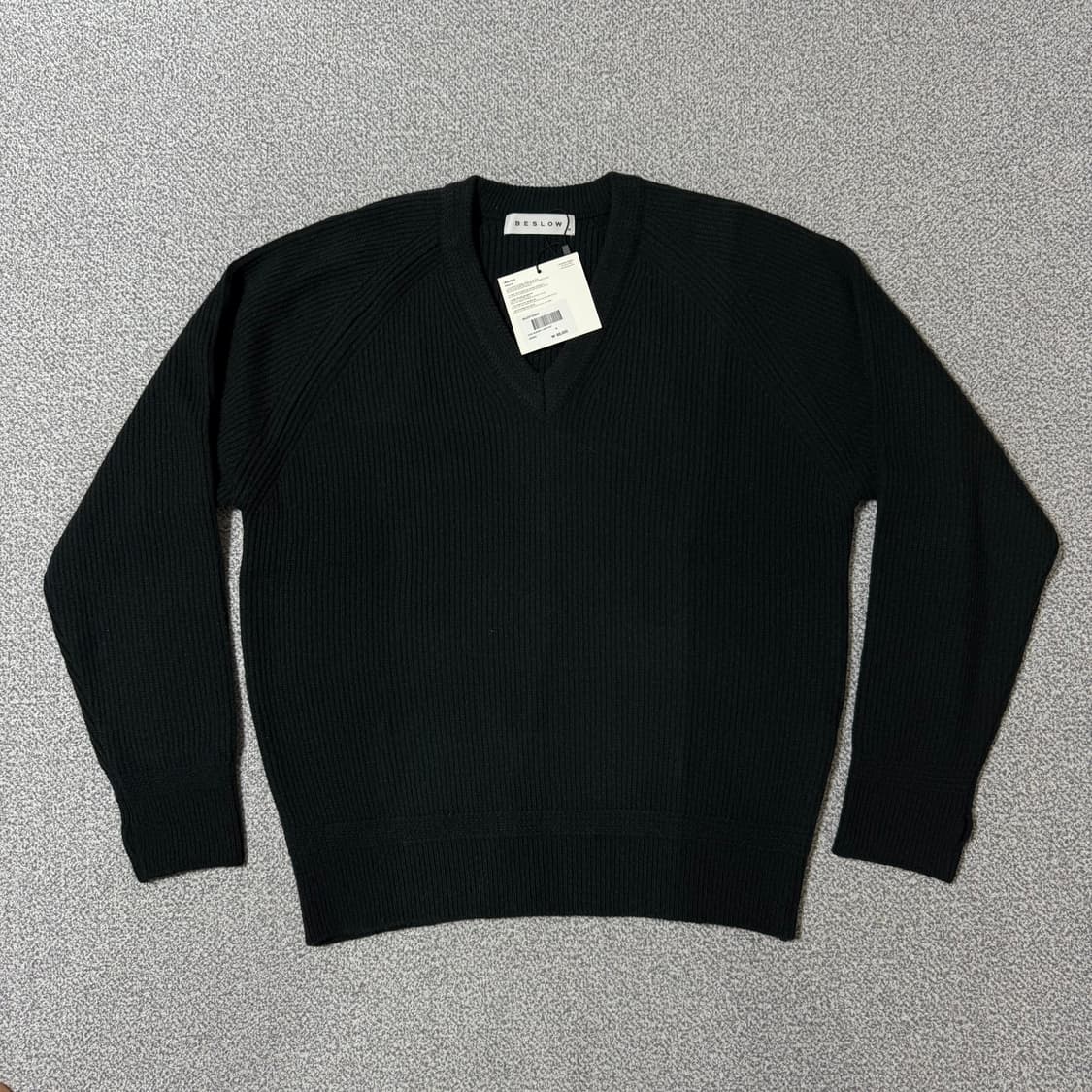 [정가 9만원 새상품] 비슬로우 브이넥 니트 M 상품이미지2