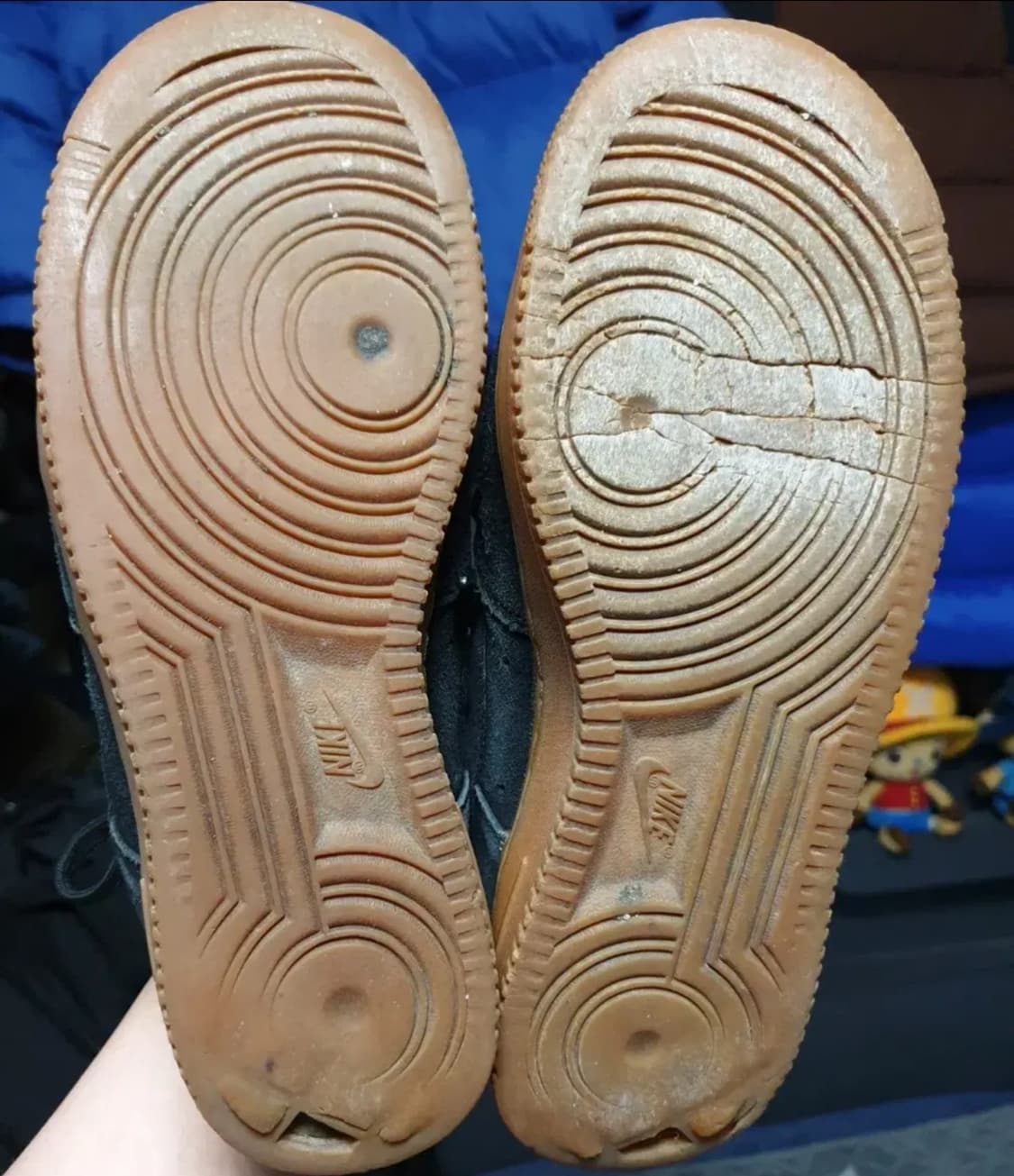 나이키 에어포스1 LV8 스웨이드 블랙 검 스니커즈 (240) 상품이미지7