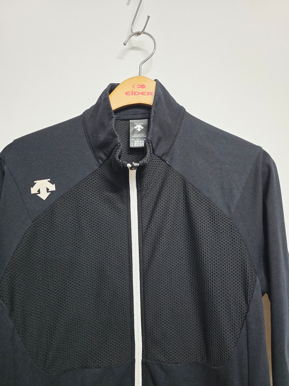 데상트 블랙 메쉬 트랙 자켓100 상품이미지2