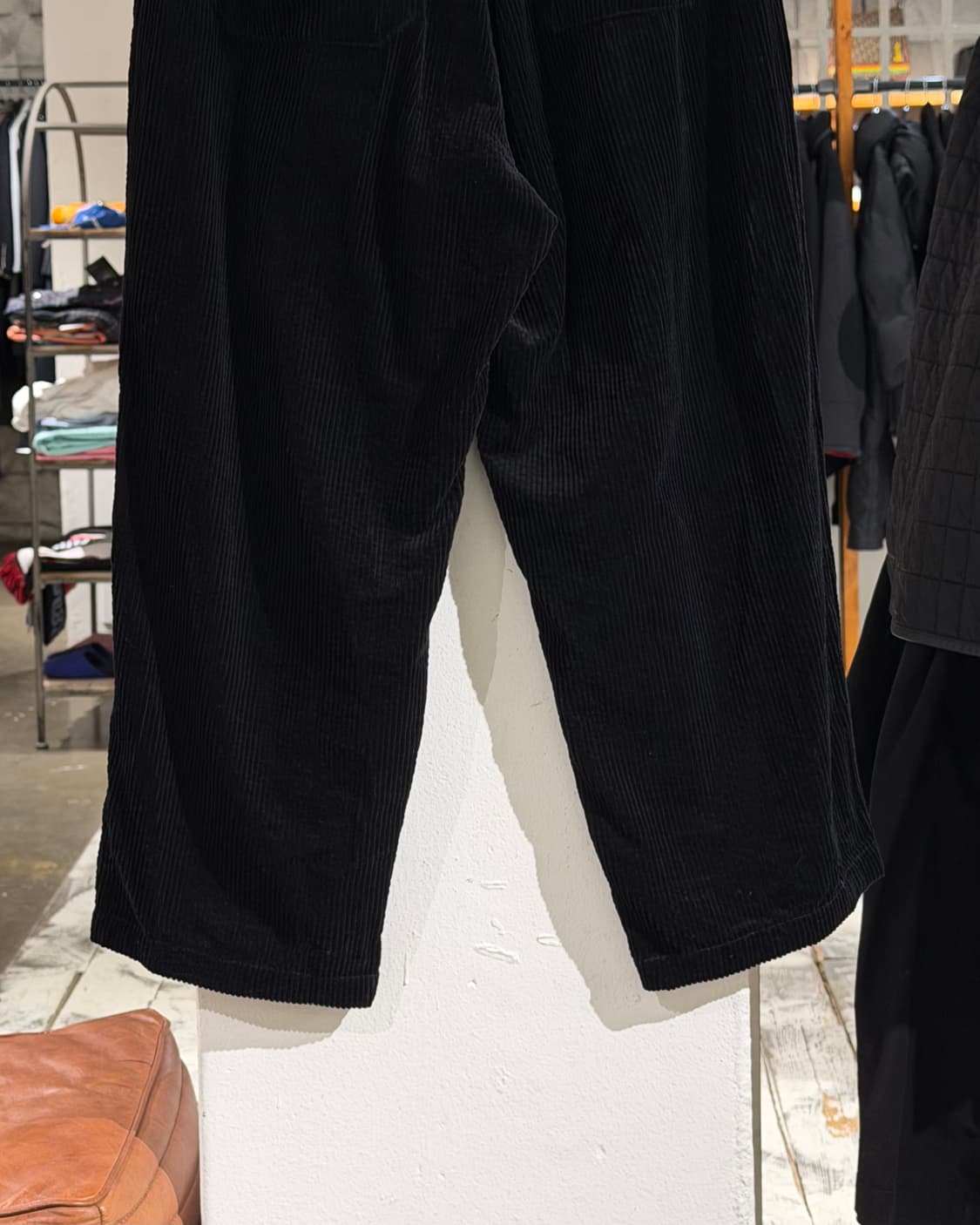 코모리 블랙 코듀로이 밴딩 와이드 팬츠 상품이미지6