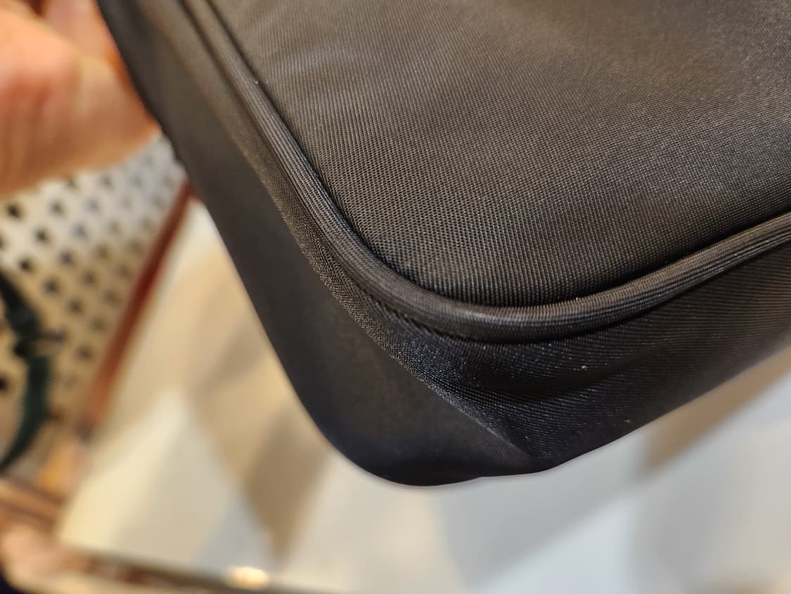 프라다 리에디션 2000 블랙 호보백 상품이미지4