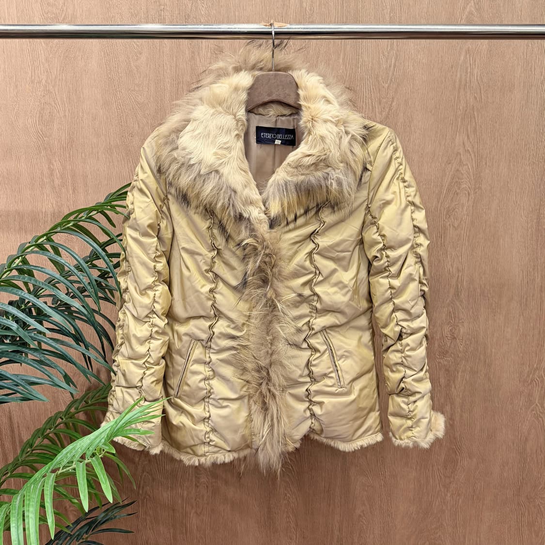 JPN 패딩 넥 라인 퍼 트리밍 셔링 패턴 사선 포켓 디테일 베이지 상품이미지1