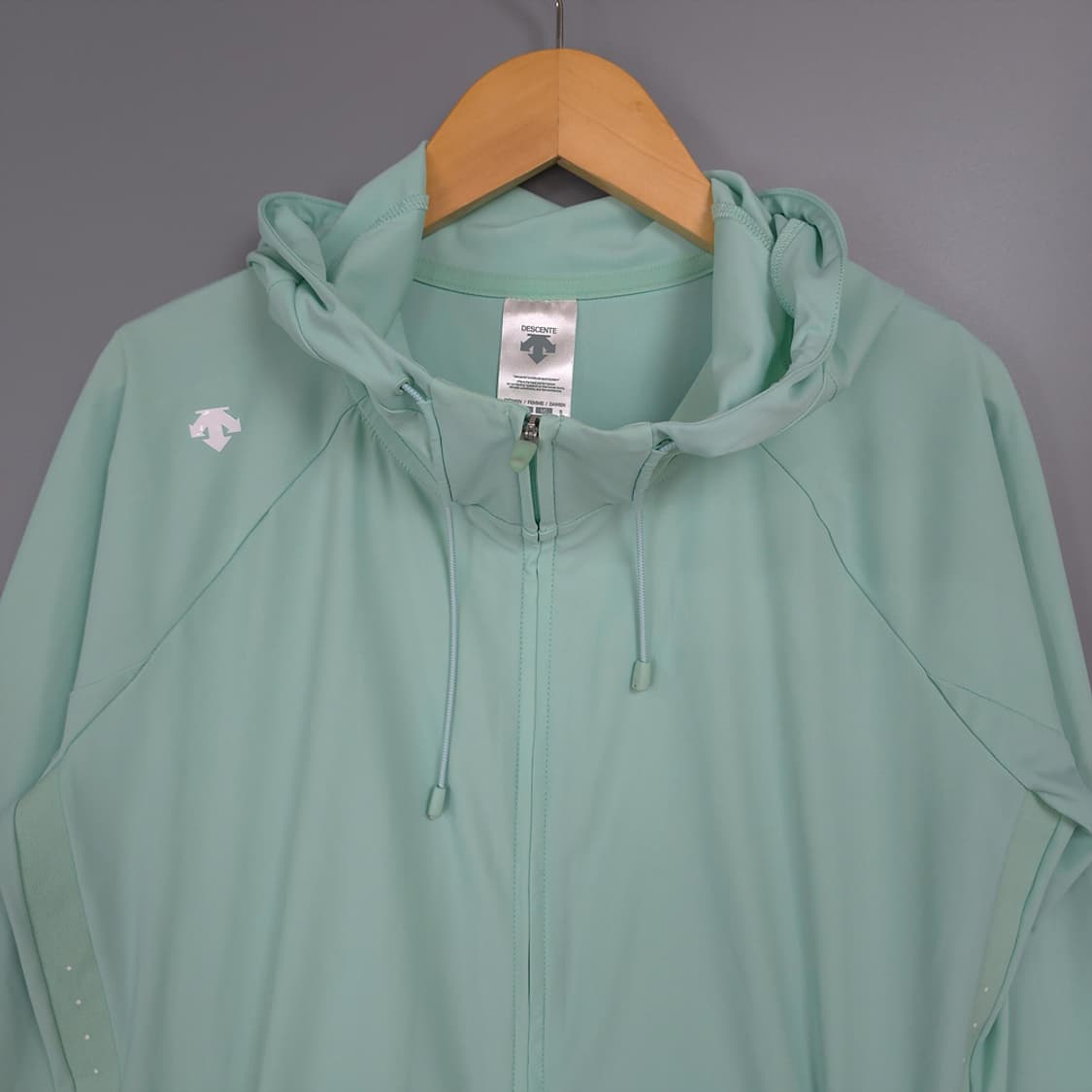 여성용 데상트 Descente 민트 컬러 집업 후드 바람막이 95 상품이미지2