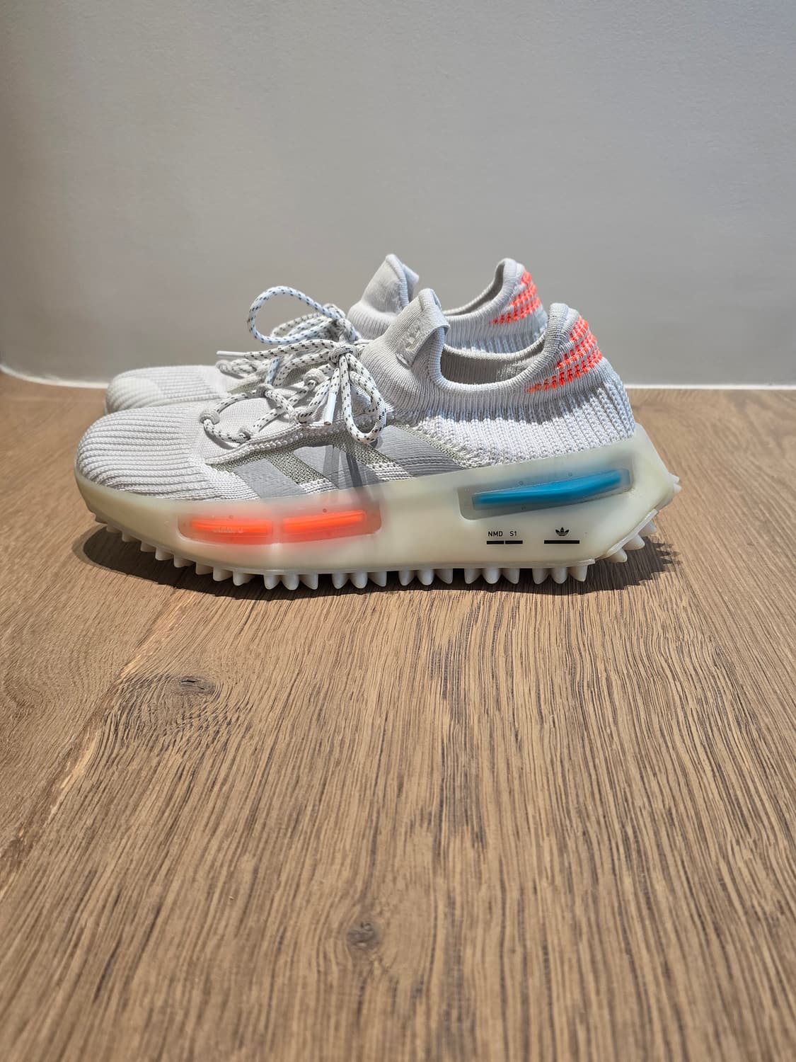 이것은 아디다스 NMD S1 운동화입니다.
 상품이미지2