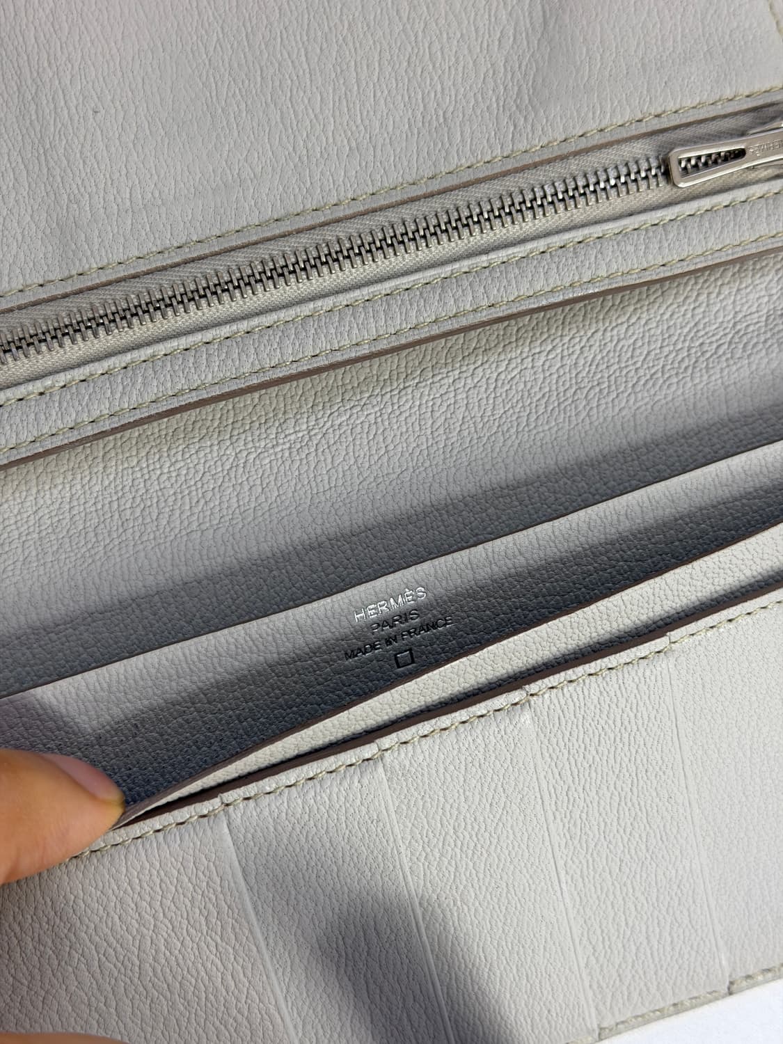 새상품급 에르메스 와니 베안 장지갑 화이트 상품이미지3