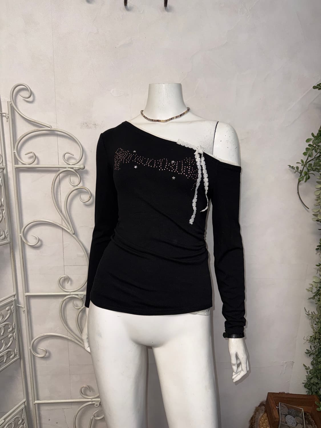 Black y2k cubic ribbon 언발 오프숄더 티셔츠 상품이미지2