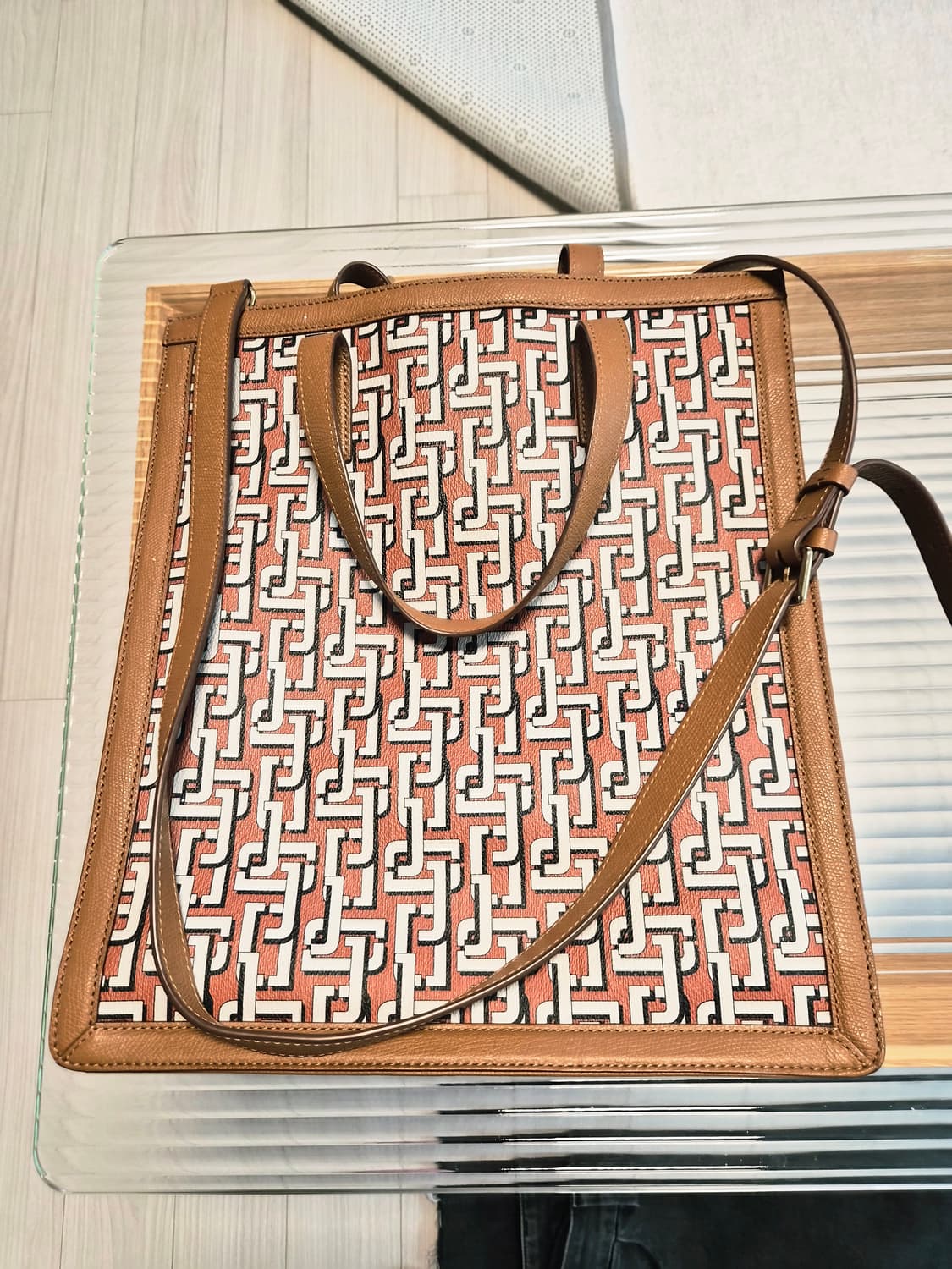 제이에스티나(J.ESTINA)의 '노이(NOI)' 모노그램 토트백 상품이미지4