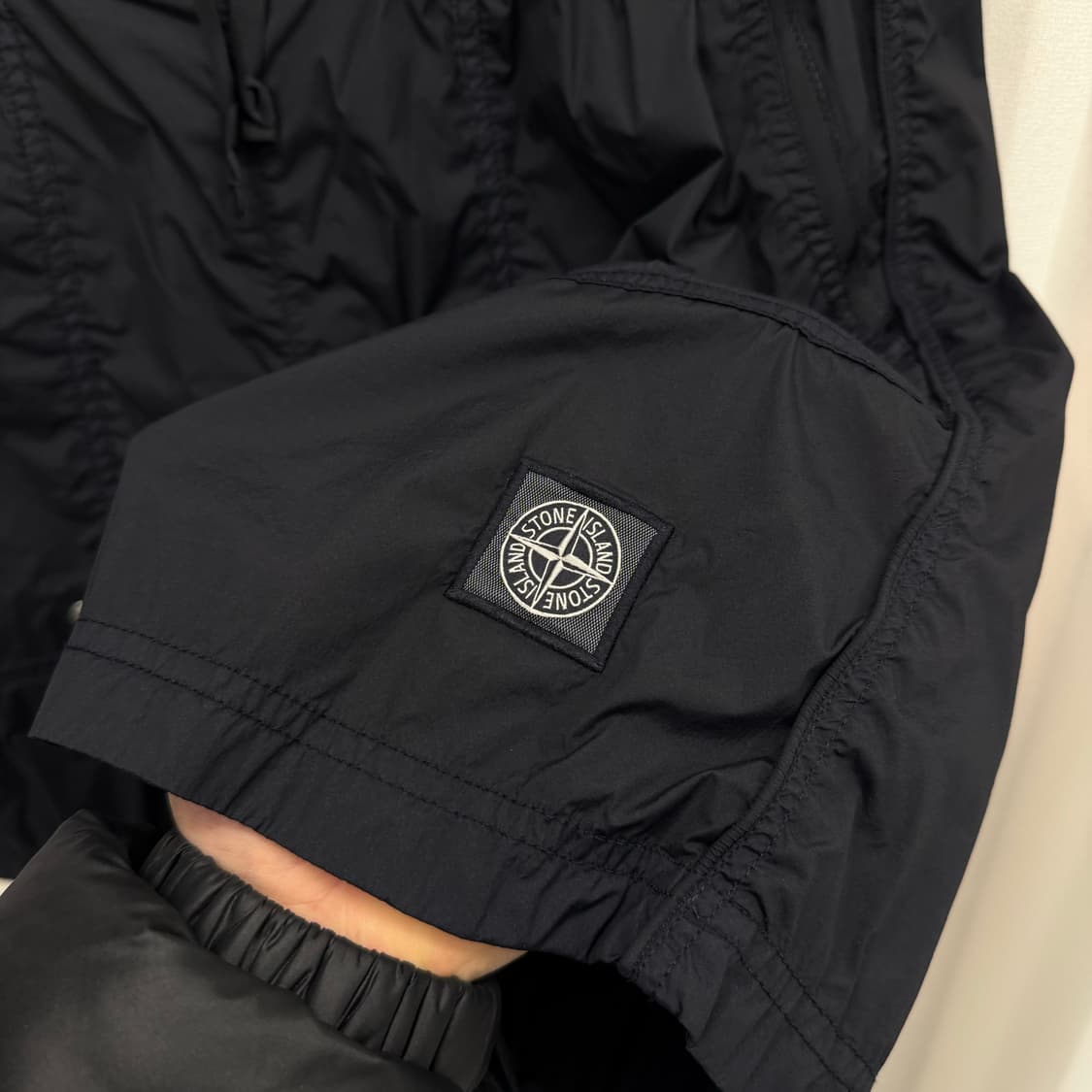 [백화점판/L] 25SS 스톤아일랜드 나일론 반바지 블랙 상품이미지3