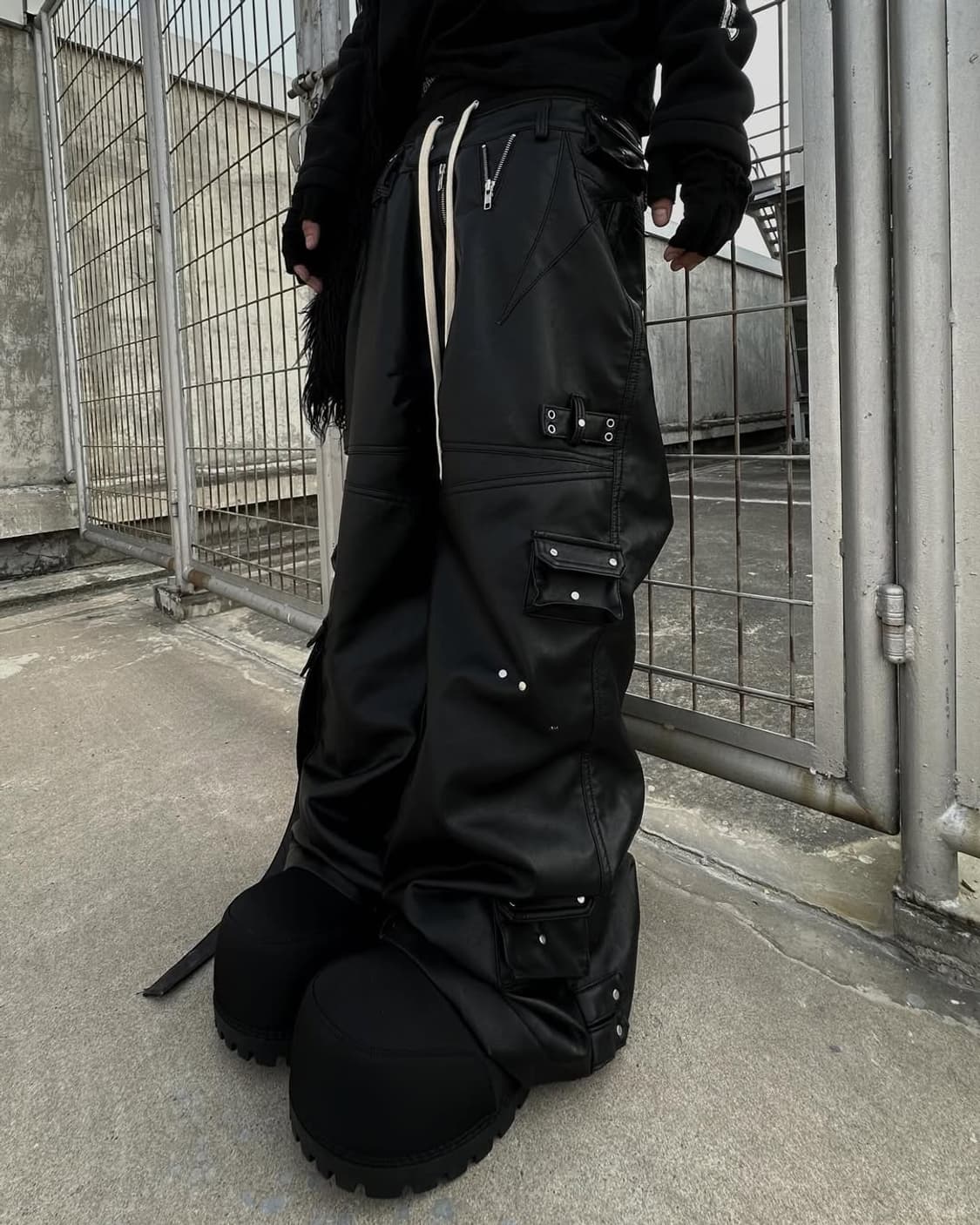 Cozy Worldwide 카오스 레더 카고 팬츠 상품이미지5