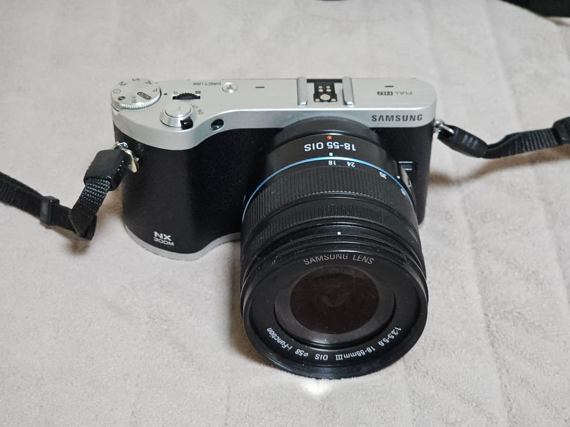삼성 NX300M 미러리스 카메라와 18-55mm 렌즈 상품이미지1