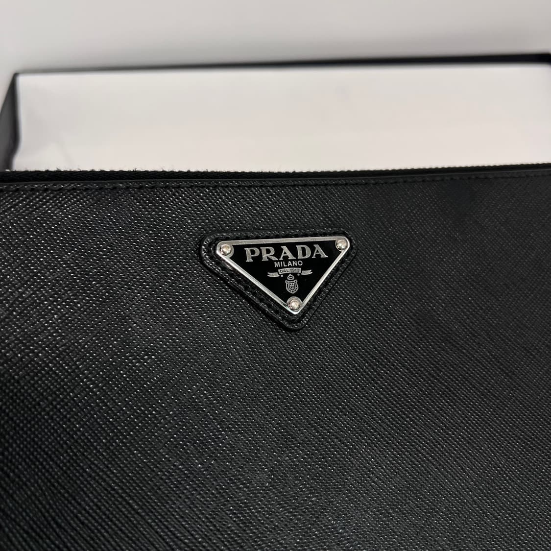 프라다 사피아노 삼각로고 클러치백 블랙 (2NH001) 상품이미지5