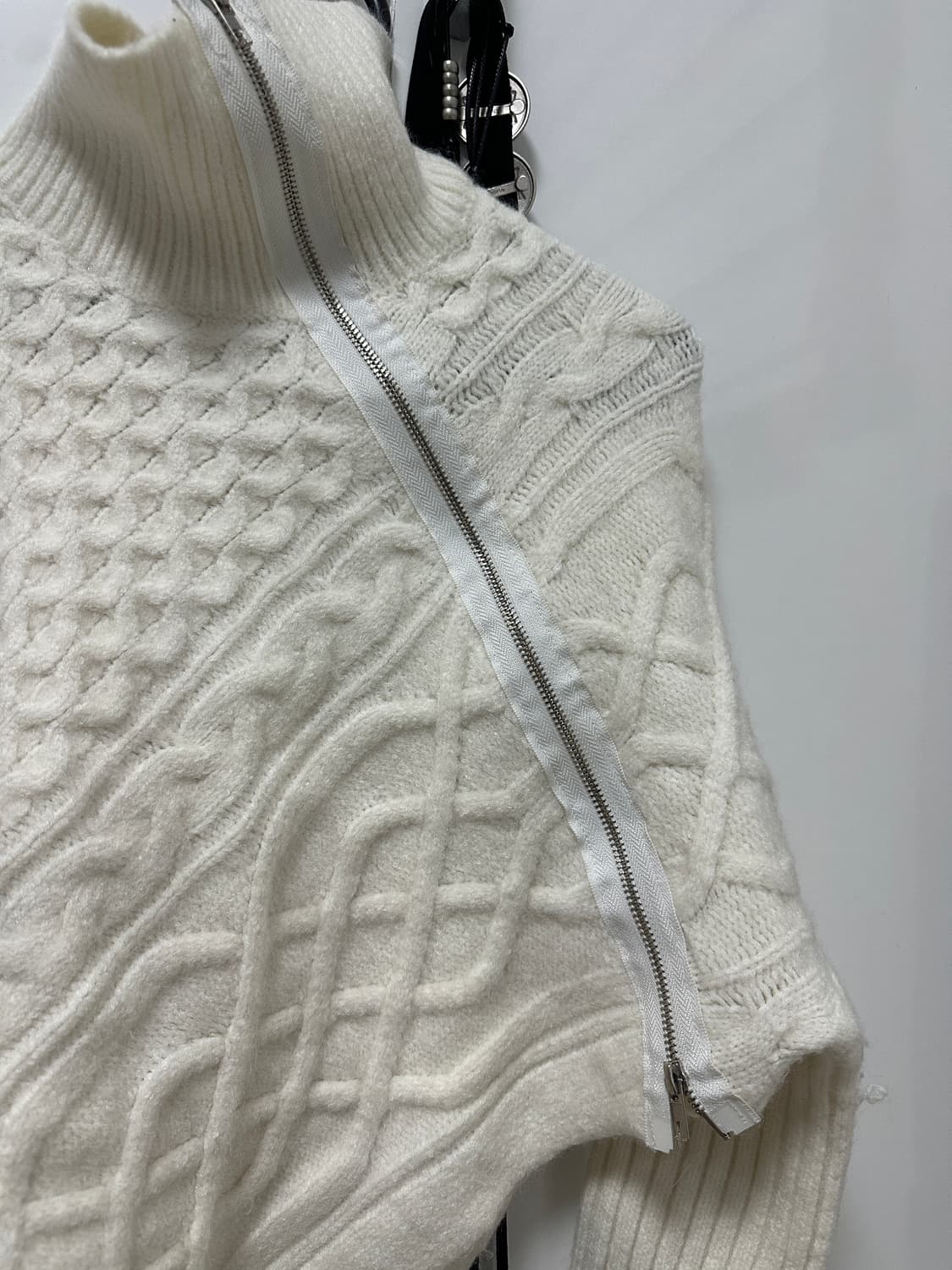 터틀넥 울 꽈배기 언발 사선 크롭 집업 니트 상품이미지4