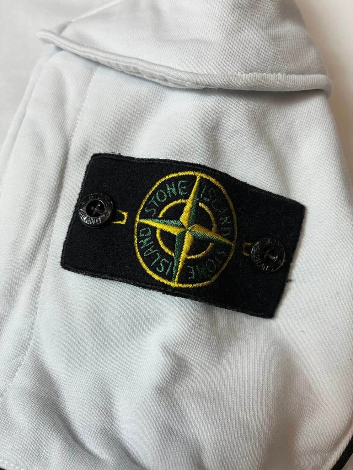 스톤아일랜드 시그니처 와펜 로고 크루넥 맨투맨 PN8220 상품이미지3