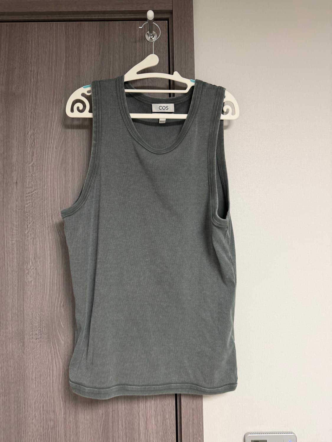 cos 슬리브리스 나시 L (100-105) 카키 상품이미지1