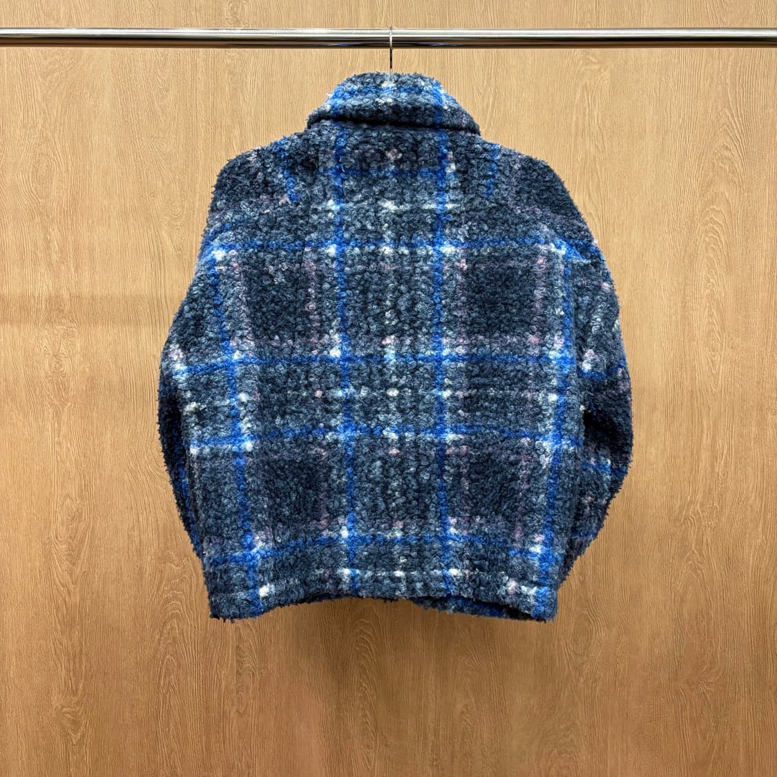 캘빈클라인 라운드 숏카라넥 페이크퍼 자켓 타탄 체크 패턴 디테일 블루 상품이미지3