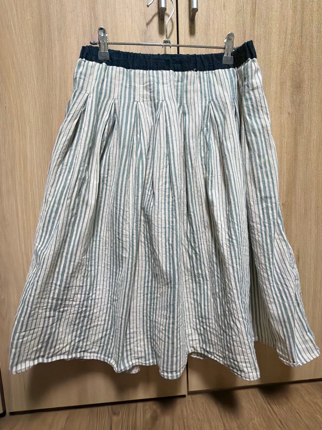 모리걸 핀턱 밴딩 스트라이프 미디스커트 상품이미지1