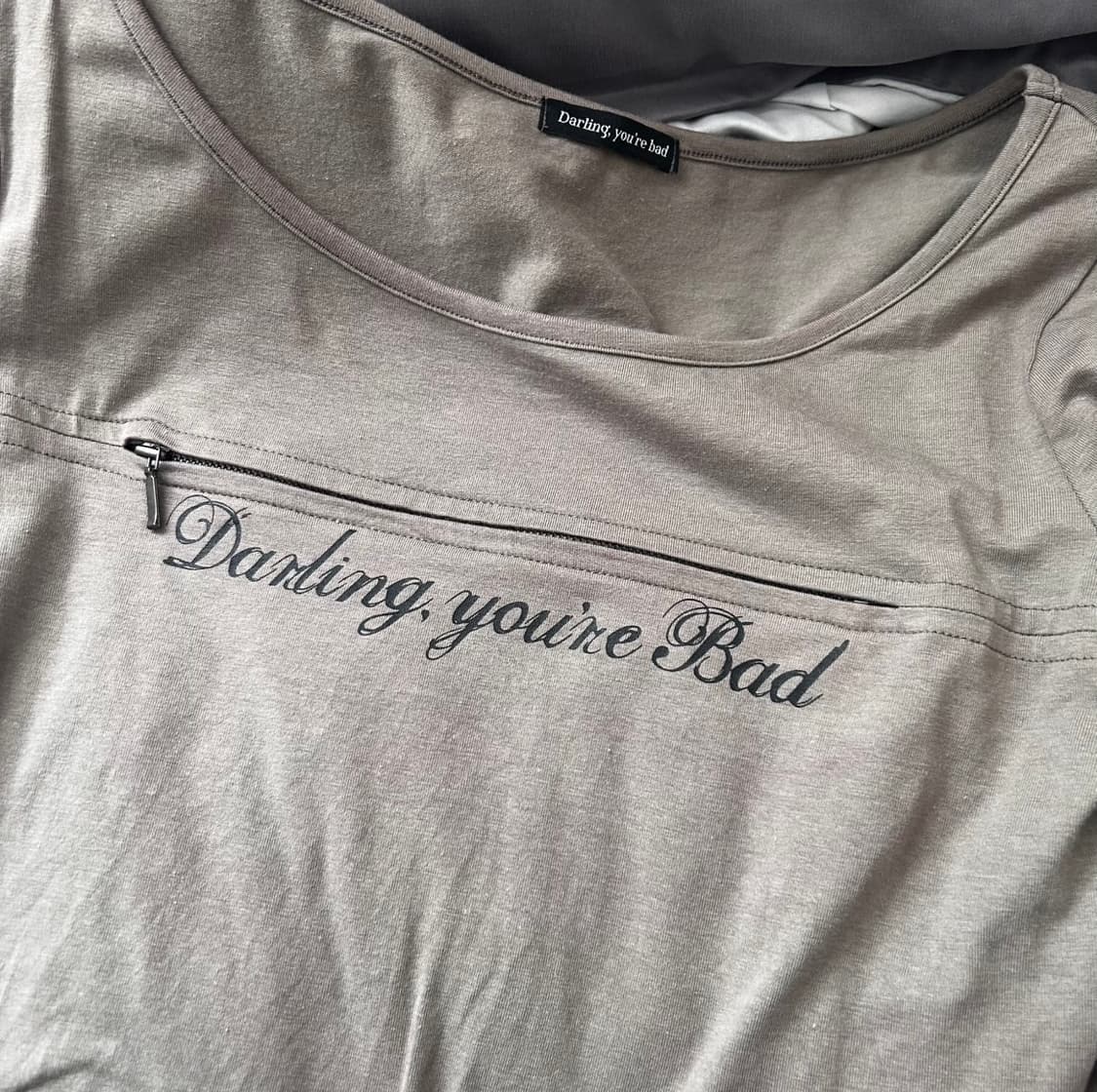 달링유어배드 UNZIPPED LOGO T-SHIRT #KHAKI 상품이미지2