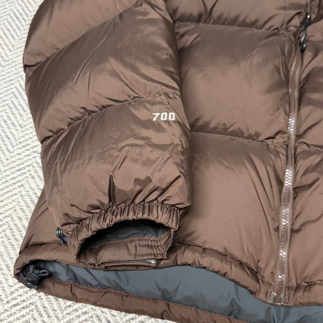 [110] 노스페이스 센터로고 무광 초코브라운 켄달제너 700 눕시 패딩 상품이미지5