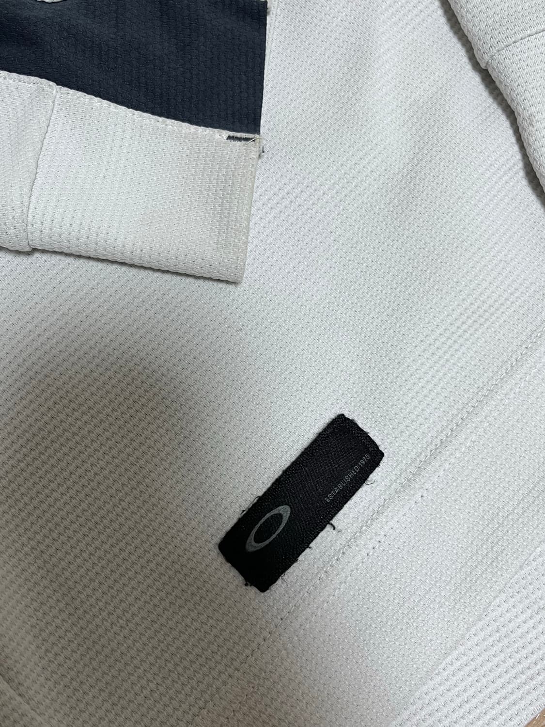 오클리 화이트 롱슬리브 상품이미지2