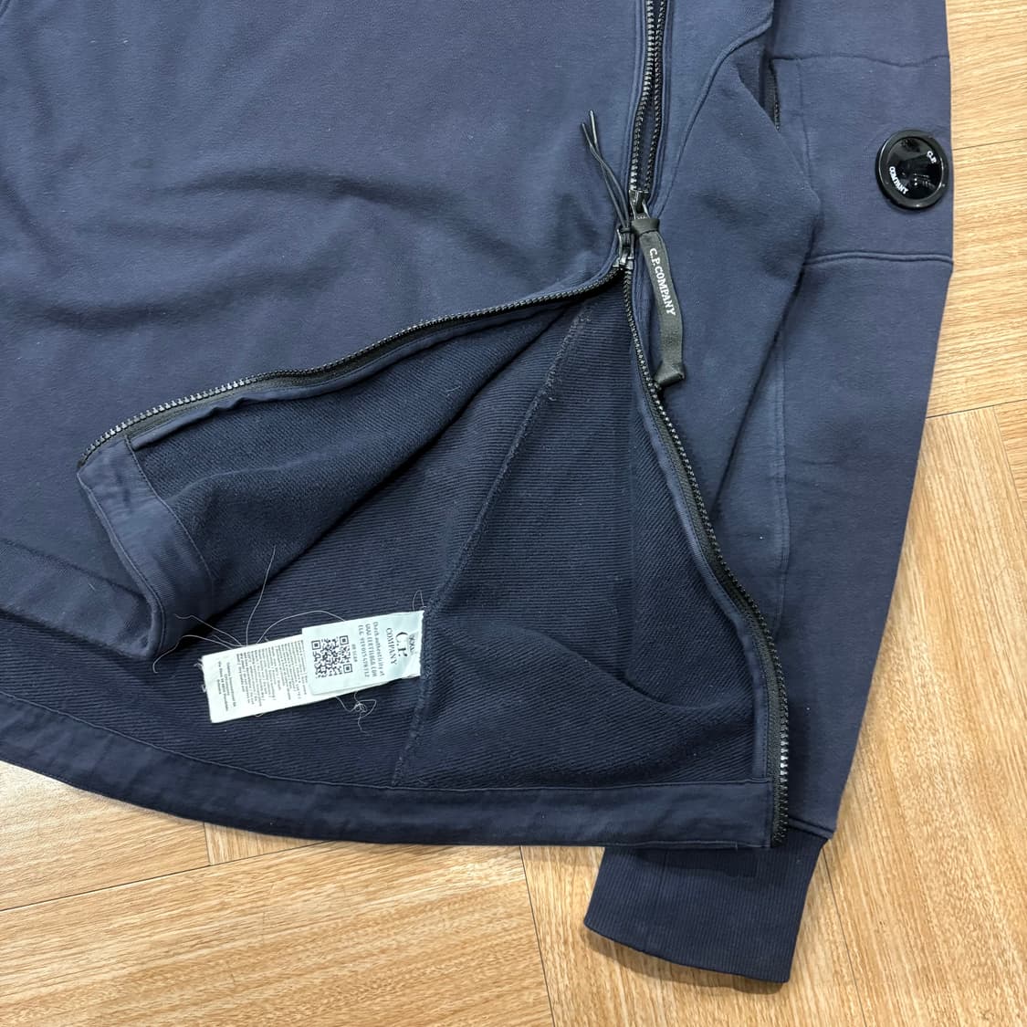 씨피컴퍼니 사선 지퍼 렌즈 스웻셔츠 상품이미지4