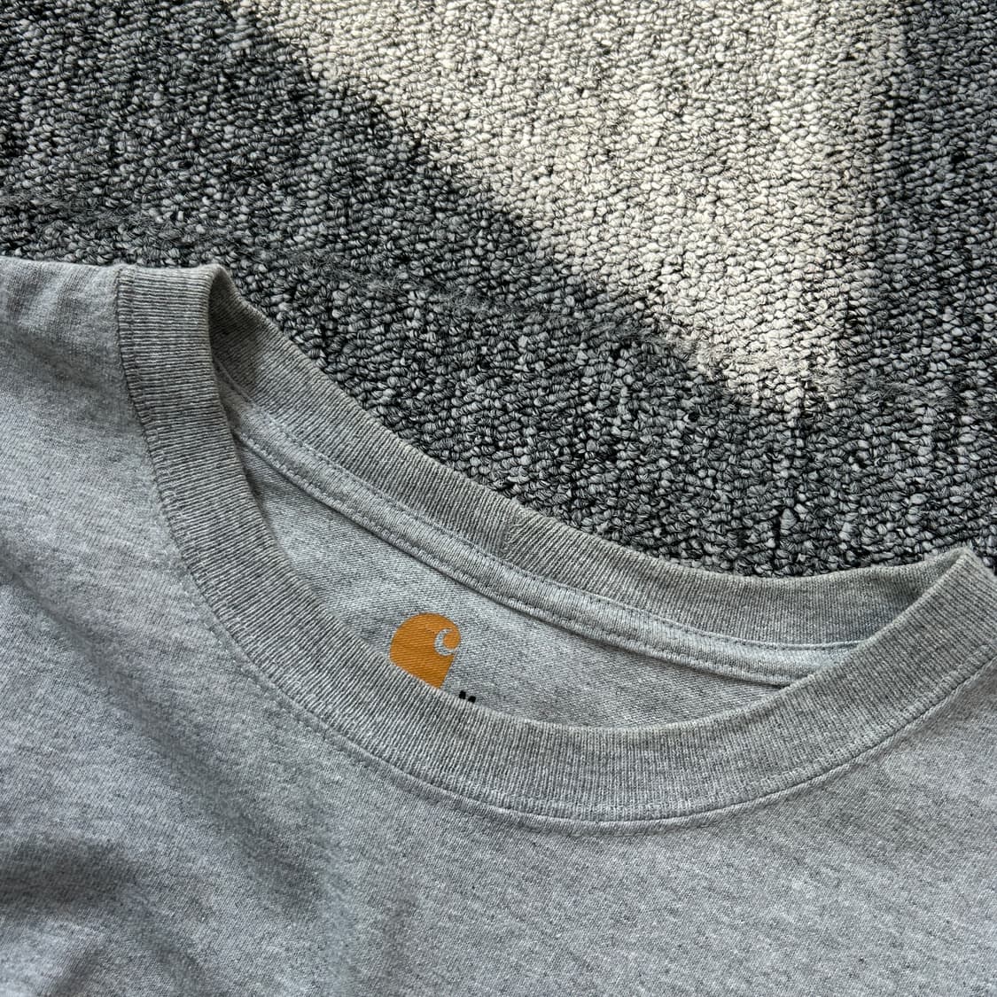 칼하트 오리지널핏 그레이 포켓 반팔티셔츠 상품이미지4