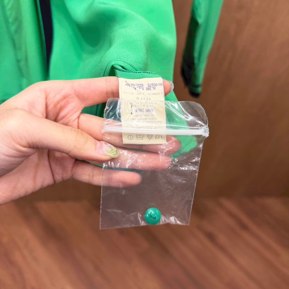 베르사체 브이넥 7부 실크 블라우스 넥라인 소매 배색 트리밍 디테일 그린 상품이미지7