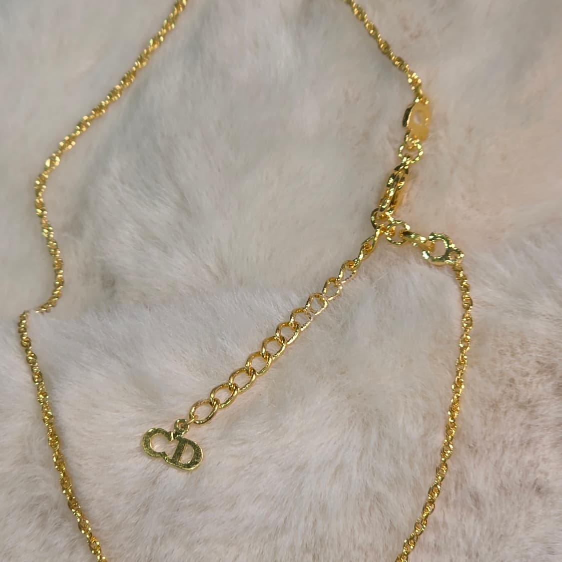 디올 골드톤 로고 플레이트 팬던트 목걸이(남녀공용) 상품이미지3